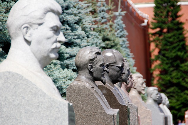 sochy komunistů