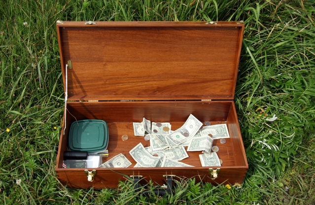 malá krabička na mince a peníze ze dřeva