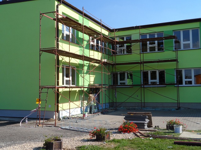 lešení na stavbě